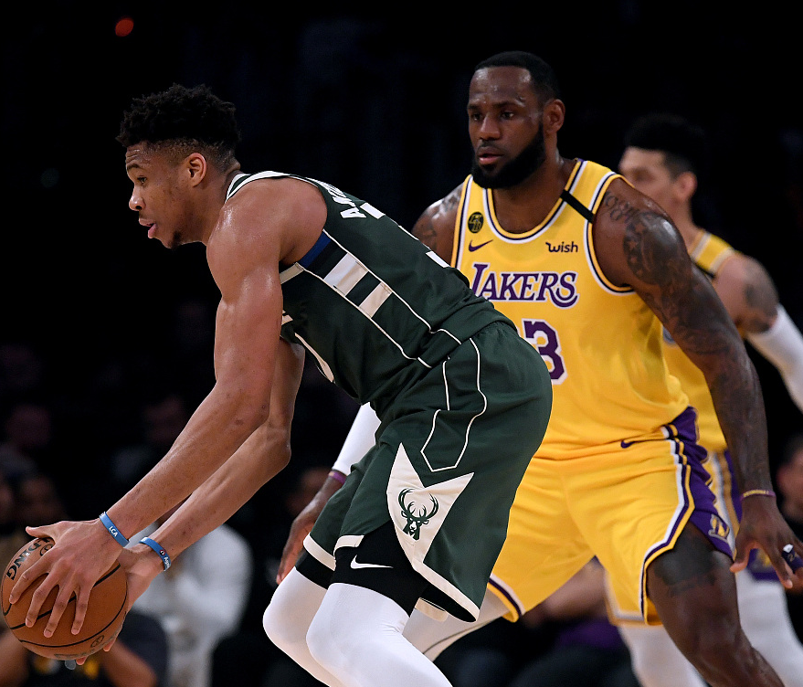 湖人队战胜雄鹿再夺胜利,夺冠 湖人队战胜雄鹿再夺胜利,夺冠