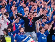 球场好戏不断，观众乐不思蜀