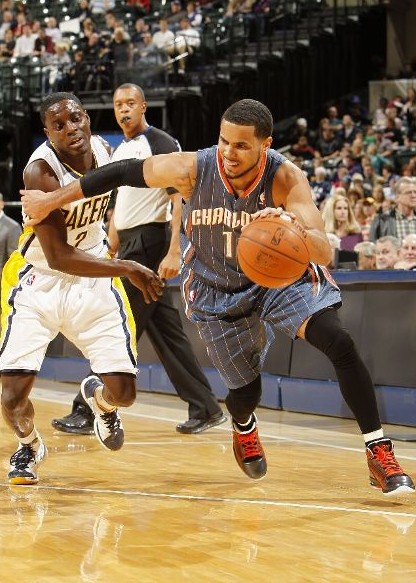 熊猫体育平台-山猫大胜骑士，沃克全场抢断9次