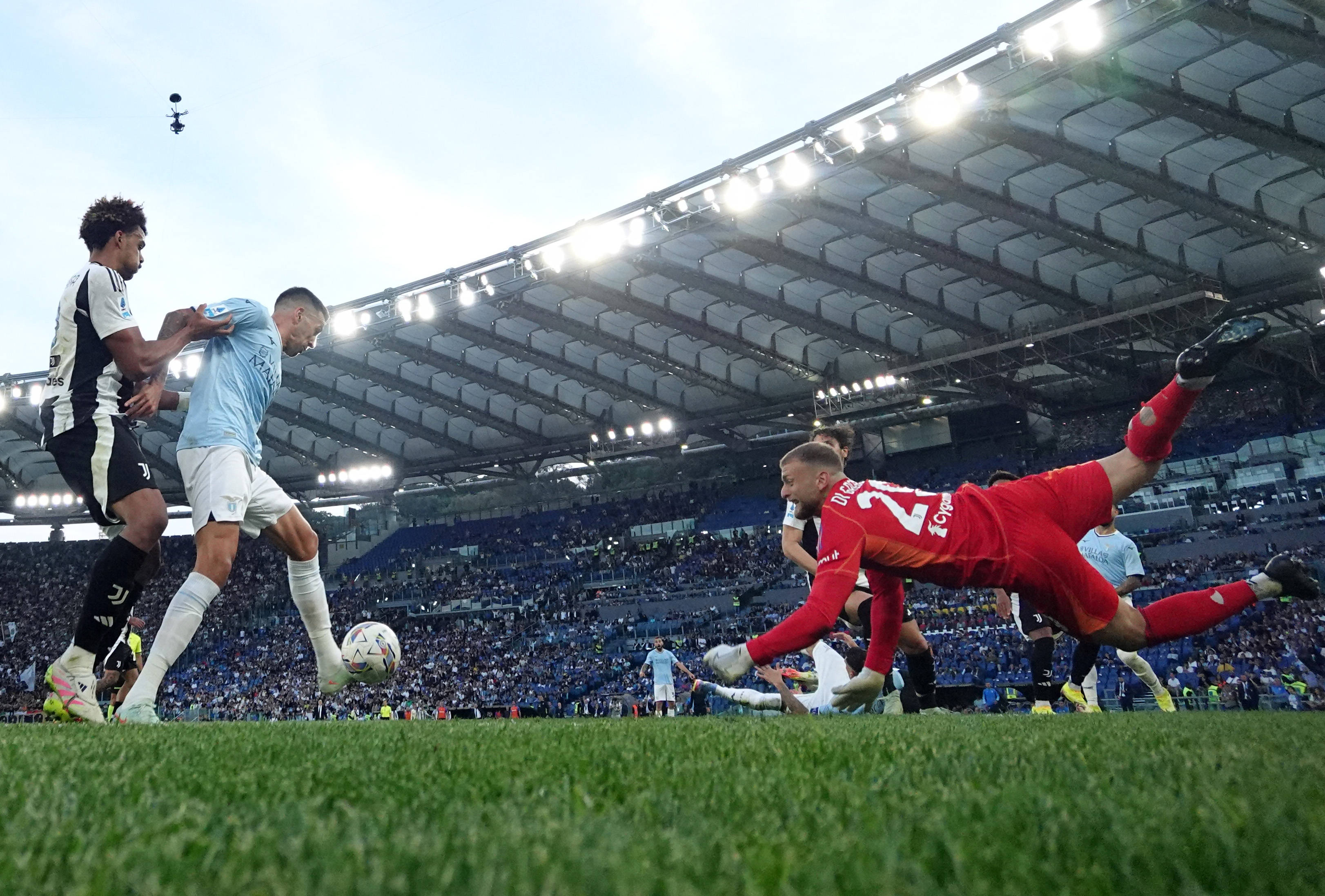 熊猫体育平台-拉齐奥队在客场比赛中战胜对手