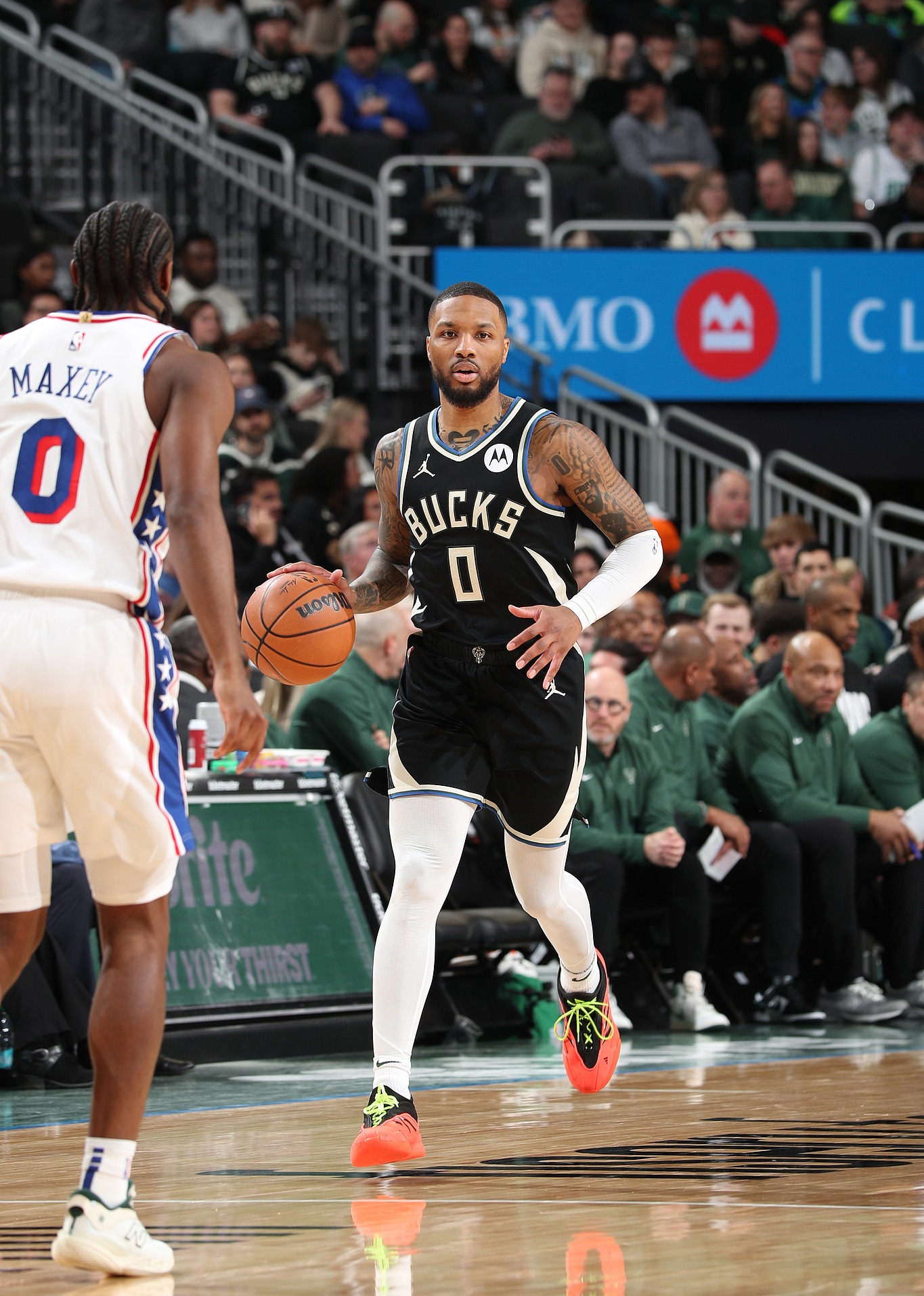 雄鹿重返东部榜首，击败76人