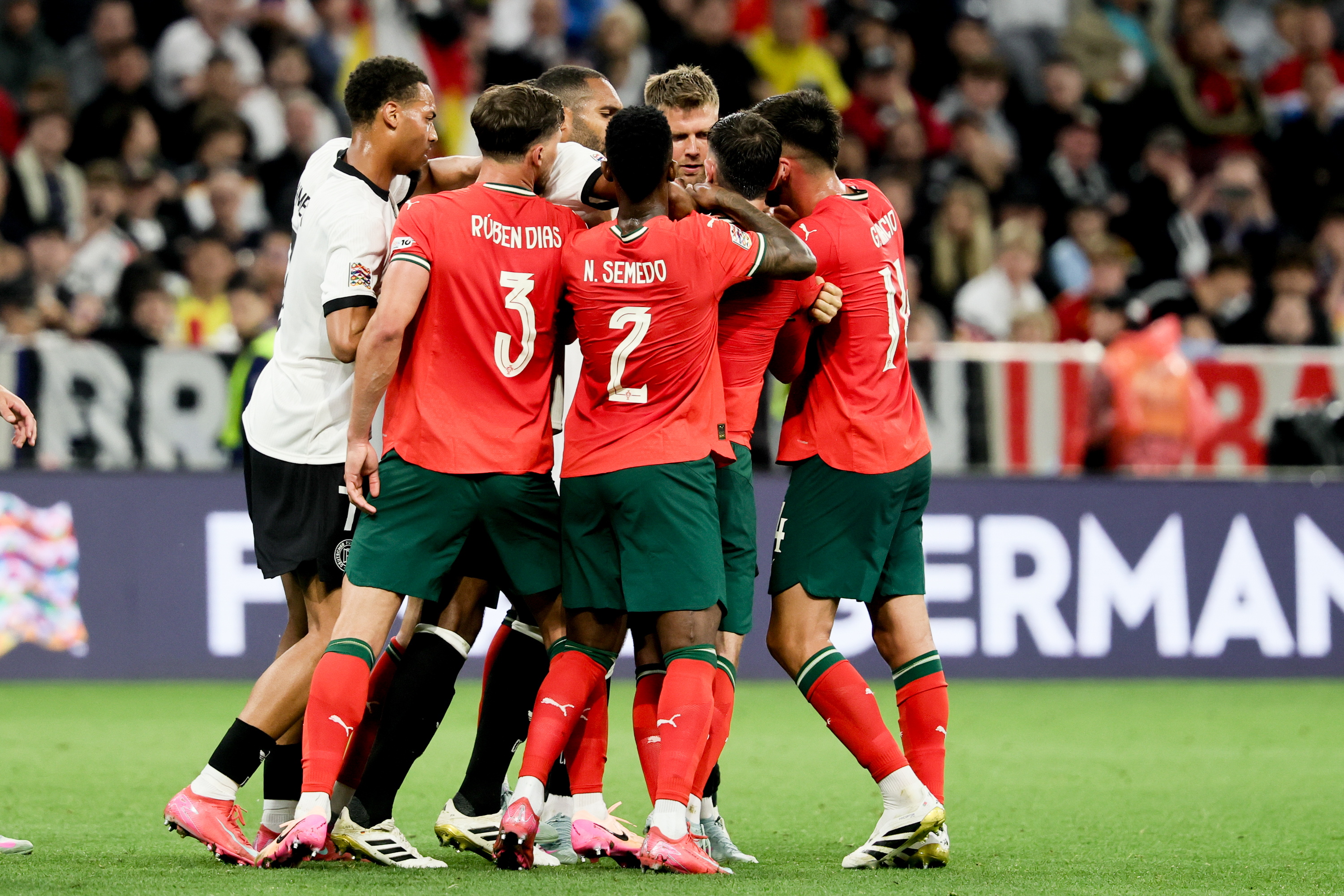 熊猫体育中国App-关于欧国联比赛：球员展现实力，场面激情澎湃的信息