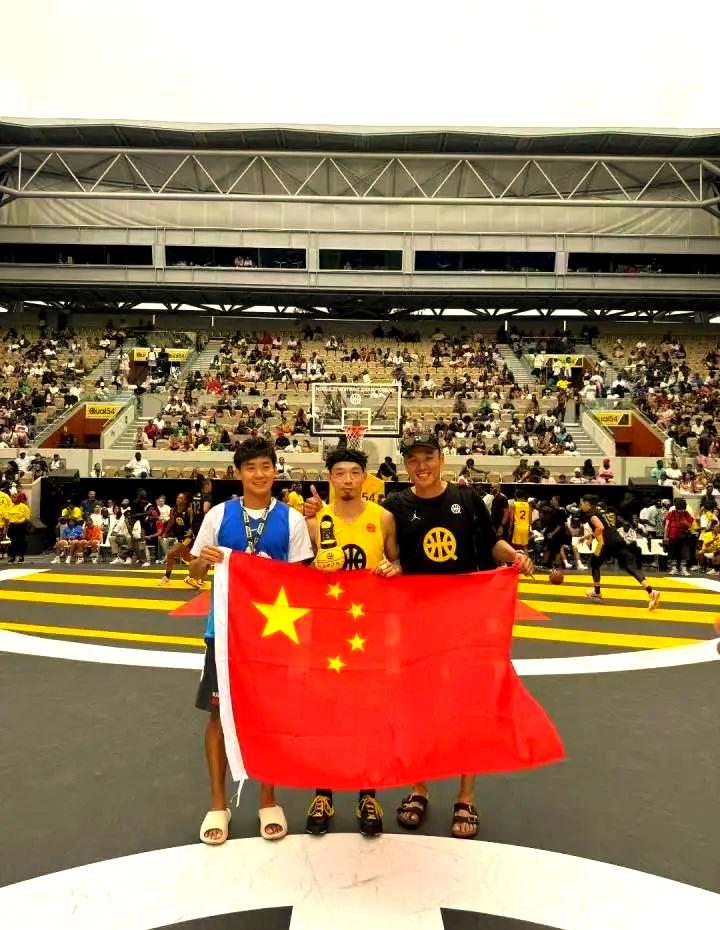 传奇球星展现技艺,引领球队取得胜利 传奇球星展现技艺,引领球队取得胜利