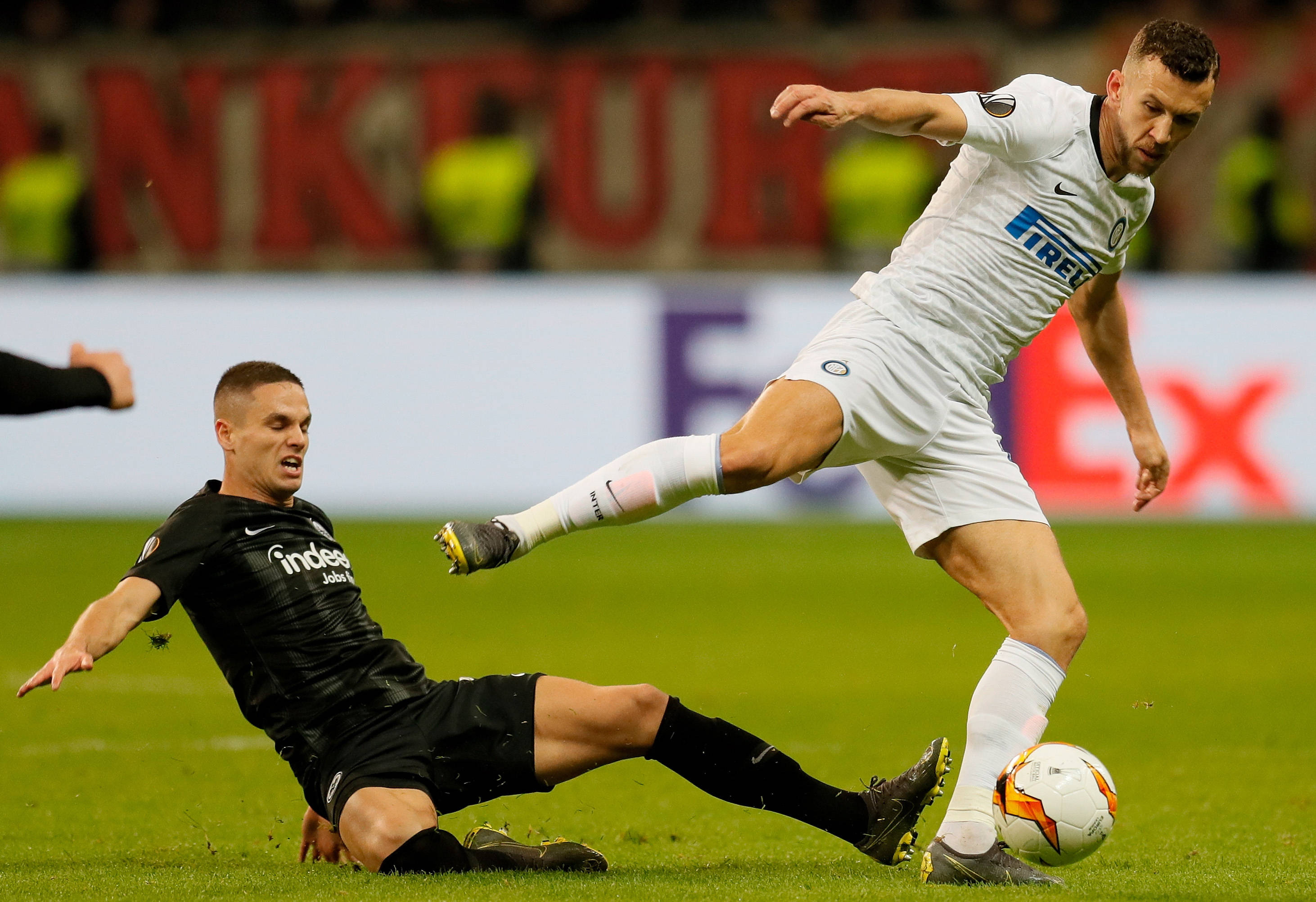 球员技艺精湛,比赛场上精彩连连 球员技艺精湛,比赛场上精彩连连